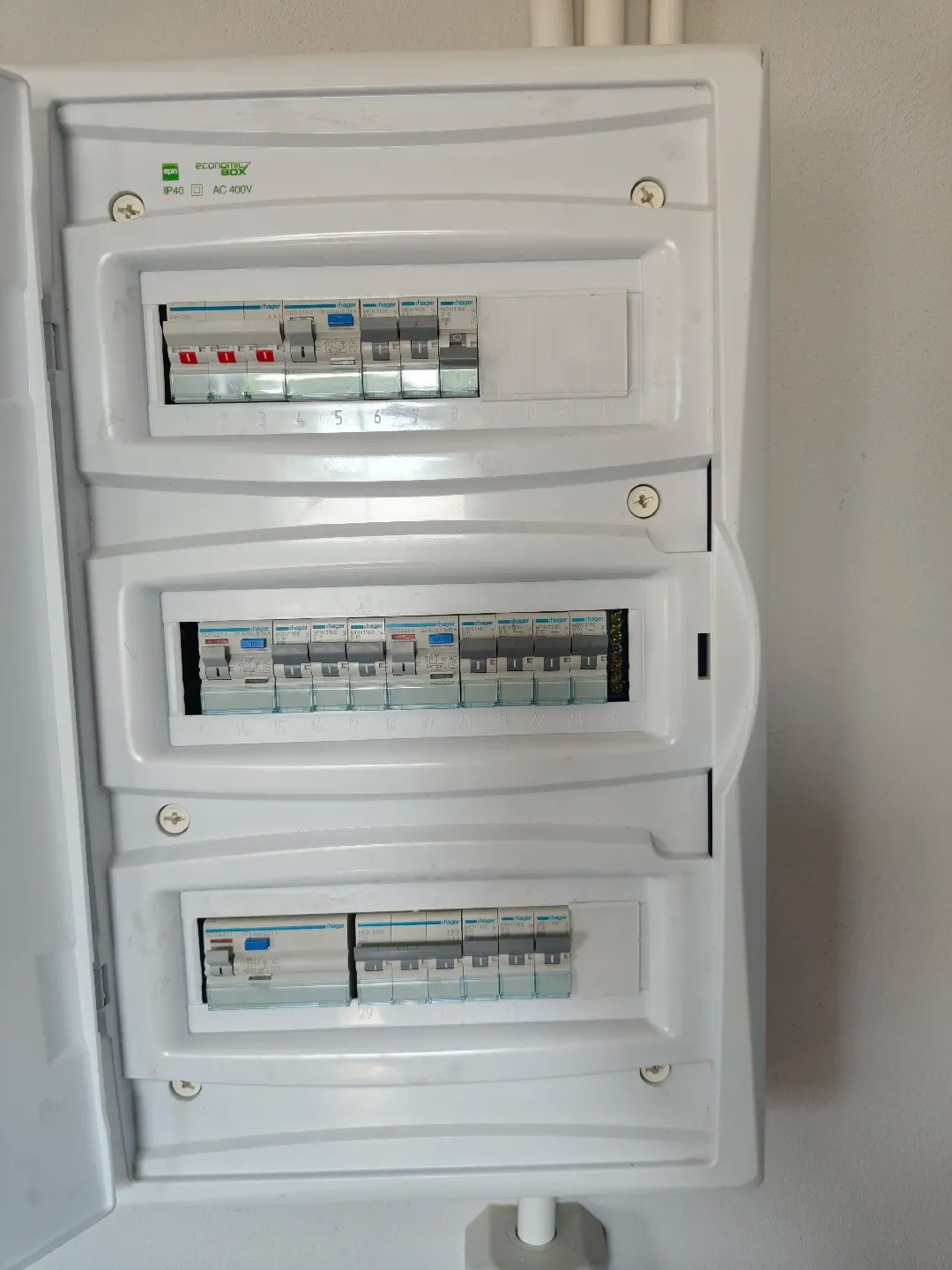 Rozdzielnica modułowa Hager podczas przeglądu instalacji elektrycznej